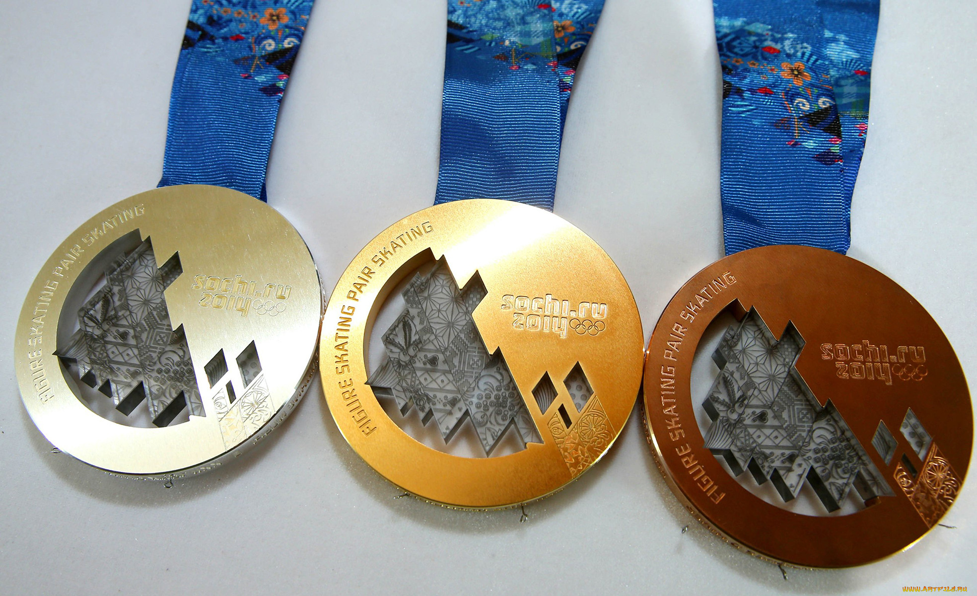 Олимпийская медаль 2014 года. Олимпийские медали Сочи 2014. Зимние Олимпийские игры 2014 медали. Олимпийские игры в Сочи 2014 медали.